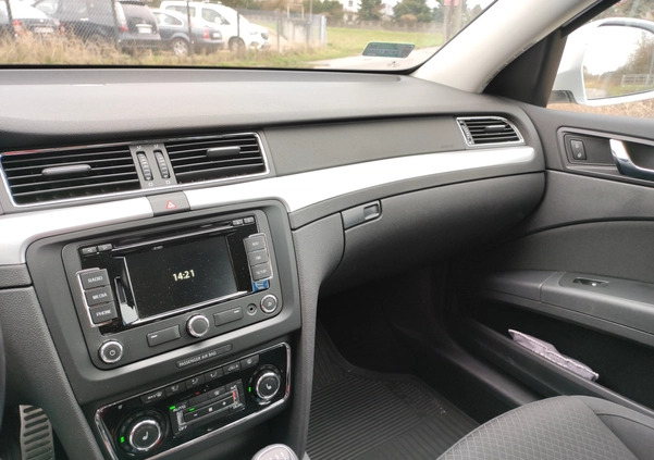 Skoda Superb cena 49900 przebieg: 141000, rok produkcji 2015 z Chęciny małe 211